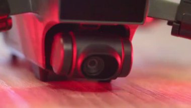 İnsansız hava aracı video çekimi yeteneğini gösteriyor.