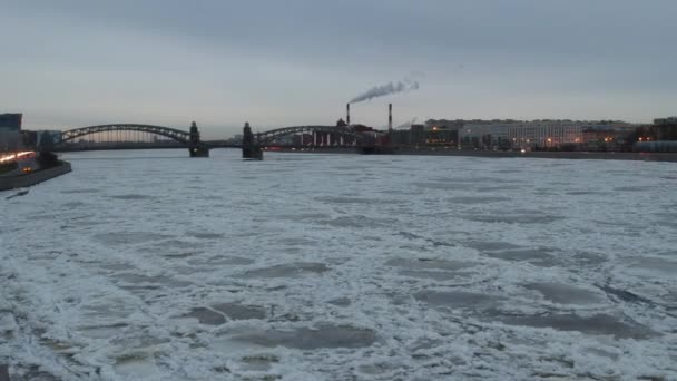 ピーター グレート オハインスキー 橋と氷のネヴァ川は 夕方に冬になります サンクトペテルブルク ロシアだドローンビデオ — ストック動画