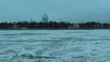 Akşamları Smolniy Katedrali ve Neva Nehri 'ni dondurur. St. Petersburg 'da. - Rusya. Drone videosu