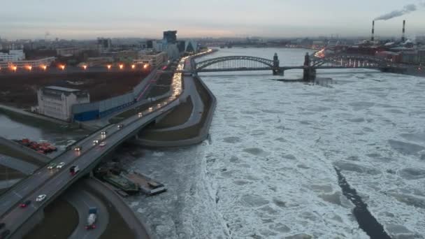 Петр Великий Охтинский Мост Ледяная Река Нева Вечеру Санкт Петербург — стоковое видео