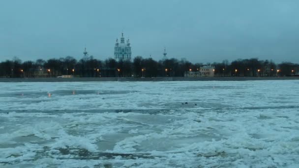 Вечеру Смольный Собор Река Нева Замерзали Зимой Санкт Петербург Россия — стоковое видео