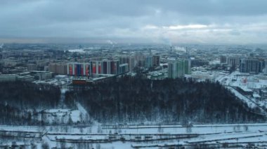 Karla kaplı şehir insansız hava aracı tarafından vuruldu. St. Petersburg 'da. Rusya