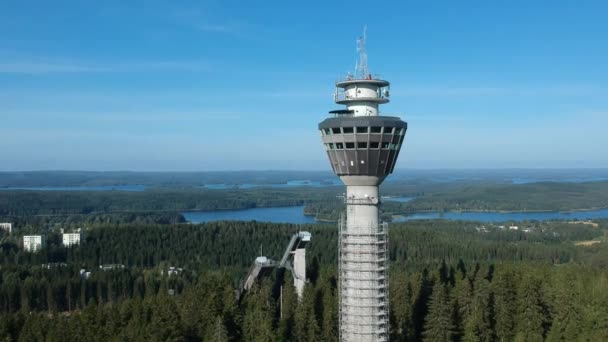 Turm Über Den Wäldern Finnlands Und Puijons Sprungschanzen Kuopio — Stockvideo