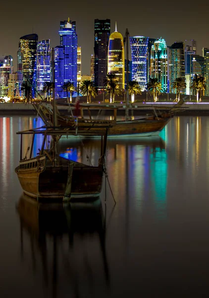 Paisagem Urbana Centro Cidade Noite Iluminada Por Luzes Refletidas Água Fotos De Bancos De Imagens