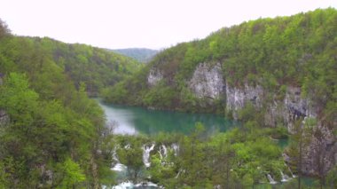 Hırvatistan 'da Plitvice göllerinin geniş açı