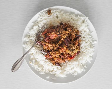 Chili con carne ve çatal ile pirinç levha