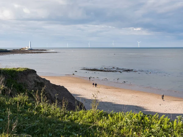 Walkers Isolating Distancing 2020 Covid19 Pandemic Whitley Bay Beach North — Stock Photo, Image