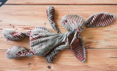 Daha iyi günler görmüş jelibon oyuncakları.