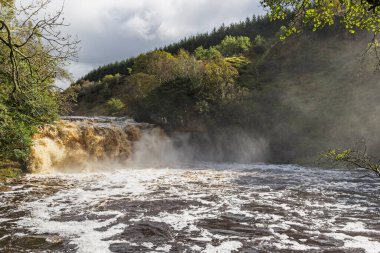 İngiltere 'nin Northumberland ve Cumbria eyaletlerinin sınırındaki Irthing Vadisi' ndeki Crammel Linn şelalesinde akan hızlı akarsu..