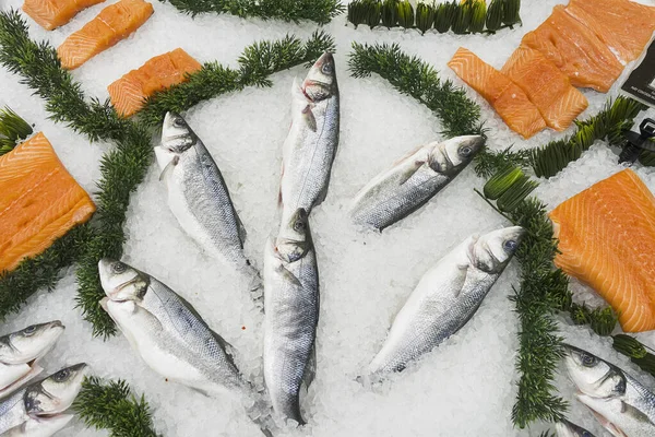 İngiliz süpermarketinde buzda balık satılıyor..