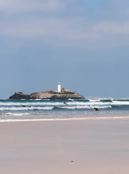 Surferzy Ives Bay Kornwalii Wielka Brytania Tle Latarni Morskiej Godrevy — Zdjęcie stockowe