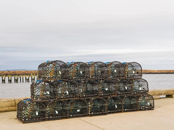 Istakoz saksıları Northumberland, İngiltere 'deki Amble iskelesinde kullanılmaya hazır.