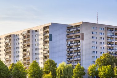 gün batımı sırasında Berlin'de toplu konut