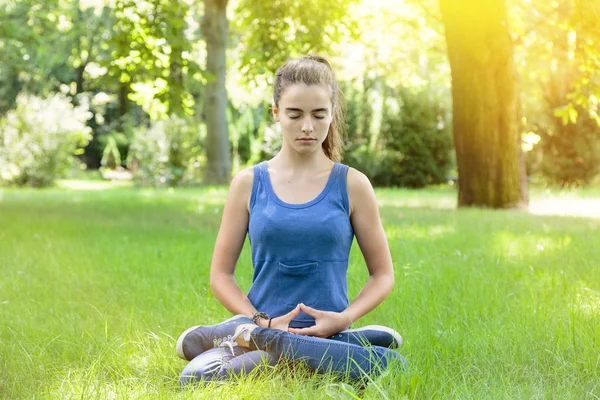 Медитує дівчину-підлітка в парку — стокове фото