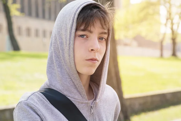 güzel genç çocuk ile hoodie 