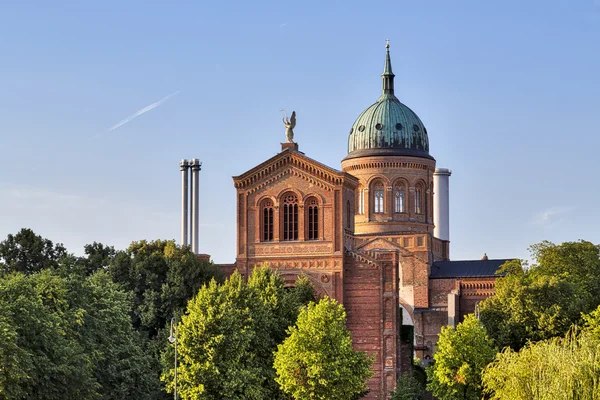 Kostel svatého Michaela, Berlín Kreuzberg v létě — Stock fotografie