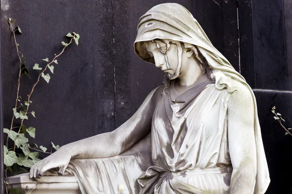 Выветриваемая скульптура печальной женщины — стоковое фото