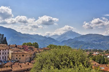 Barga, Toskana, İtalya şehir arkasında Apuan Alps