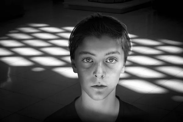 Retrato en blanco y negro de un adolescente —  Fotos de Stock