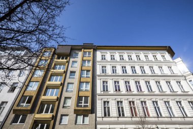 Berlin Kreuzberg eski bir beyaz evde cephe