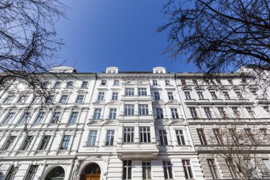 Berlin Kreuzberg eski bir beyaz evde cephe