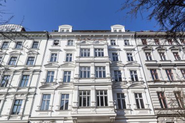 Berlin Kreuzberg eski bir beyaz evde cephe