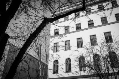 eski evde Berlin Kreuzberg, siyah ve beyaz