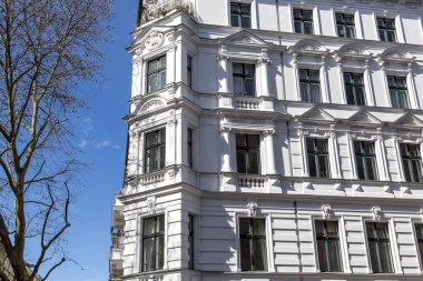 Berlin Kreuzberg eski beyaz evde mavi gökyüzü ile