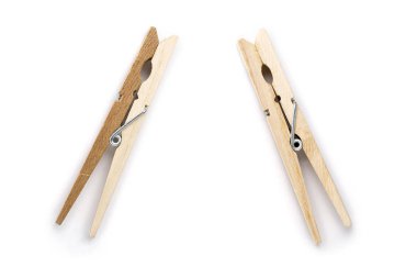 beyaz izole iki ahşap mandal