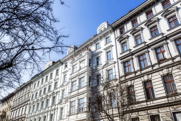 Fasada biały stary dom w Berlin Kreuzberg — Zdjęcie stockowe