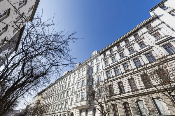 Berlin Kreuzberg eski bir beyaz evde cephe