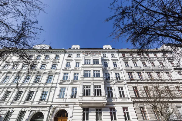 Berlin Kreuzberg eski bir beyaz evde cephe