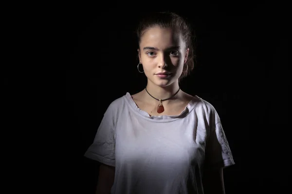 Retrato de uma bela adolescente com fundo preto — Fotografia de Stock