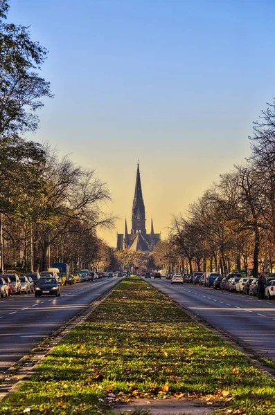 Улица в Берлине Кройцберг, закат и церковь — стоковое фото