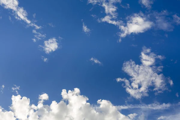 Cielo blu con alcune nuvole per gli sfondi — Foto Stock