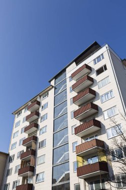 sosyal konut gökdelen Berlin'de mavi gökyüzü ile