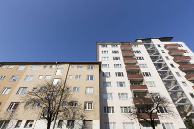 Berlin'de mavi gökyüzü ile sosyal konut