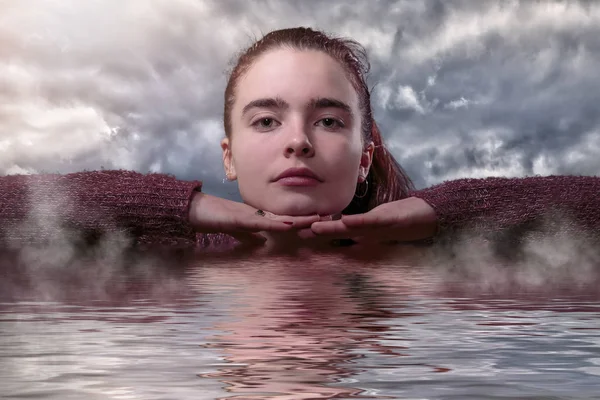 Salvar a água, retrato de uma jovem mulher — Fotografia de Stock