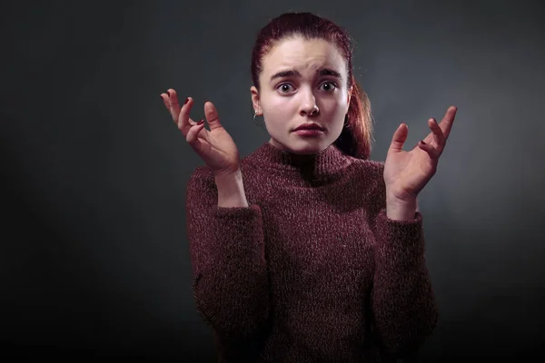 Retrato de una joven sorprendida — Foto de Stock