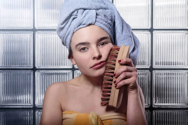 Mulher triste limpando seu rosto com uma enorme escova de esfregar — Fotografia de Stock