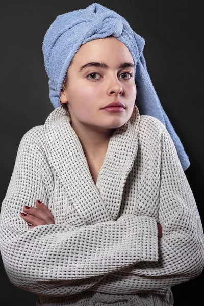 Bela mulher com toalha de banho na cabeça e roupão de banho — Fotografia de Stock