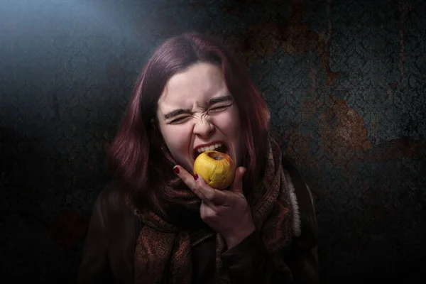 Mulher desesperada está mordendo uma maçã velha — Fotografia de Stock