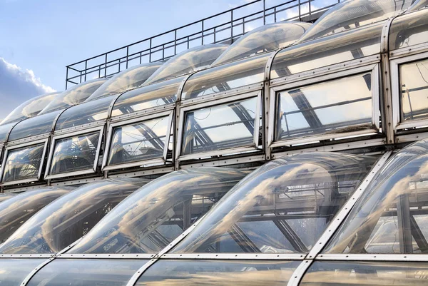 Fachada de ventana futurista con cielo reflectante —  Fotos de Stock