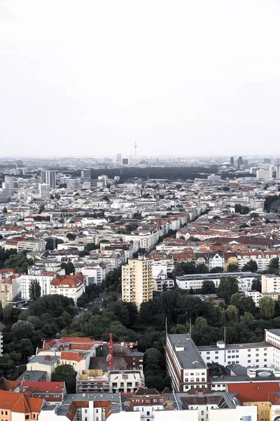 Vysoký kontrast panorama Berlína s jasnou oblohou — Stock fotografie