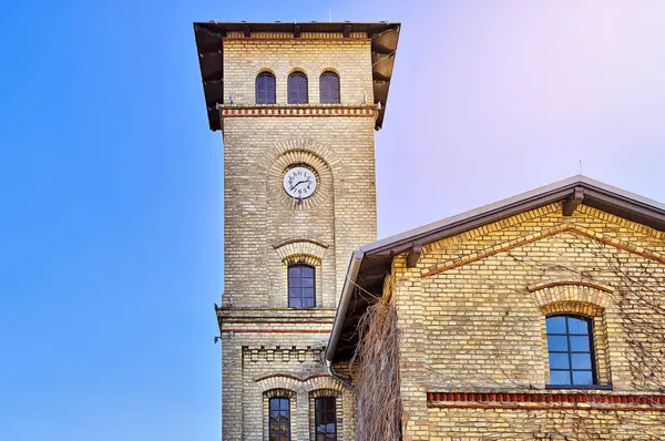 HDR tiro de um edifício de tijolo amarelo com torre de relógio — Fotografia de Stock