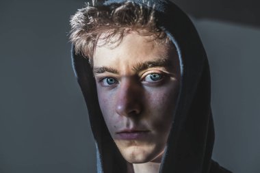 genç bir adam portresi geniş açı