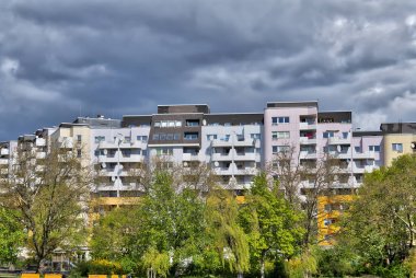 sosyal konut kompleksi Berlin Kreuzberg parkta
