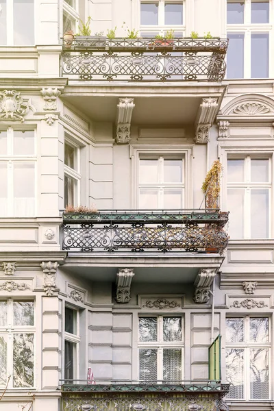 Fachada de um belo edifício antigo em Berlim Kreuzberg — Fotografia de Stock