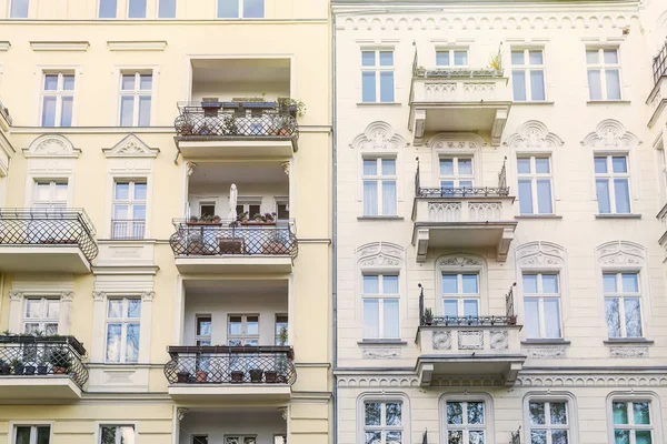 Fasáda z krásné staré budovy v berlínské čtvrti Kreuzberg — Stock fotografie