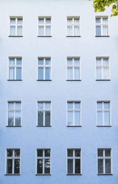 Blauwe gevel van een gebouw in Berlijn Kreuzberg — Stockfoto
